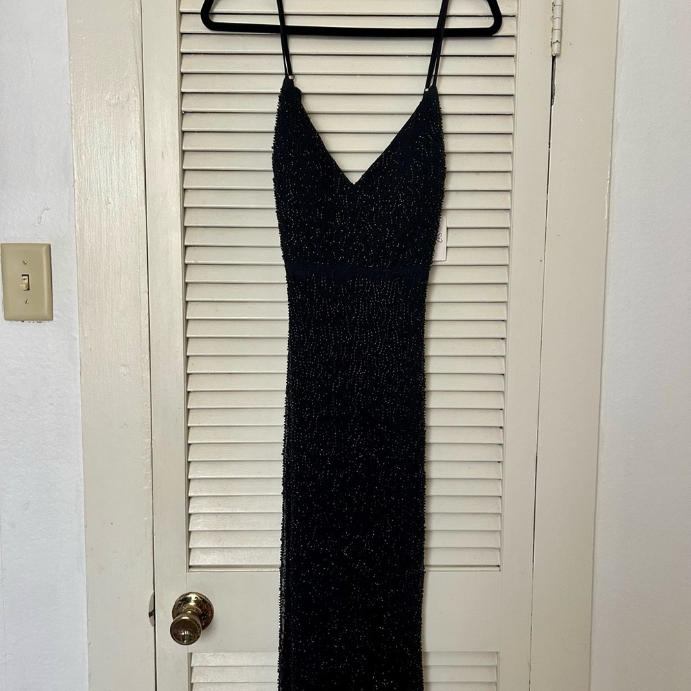 Elegant Black Evening Gown - Picture 4 of 9